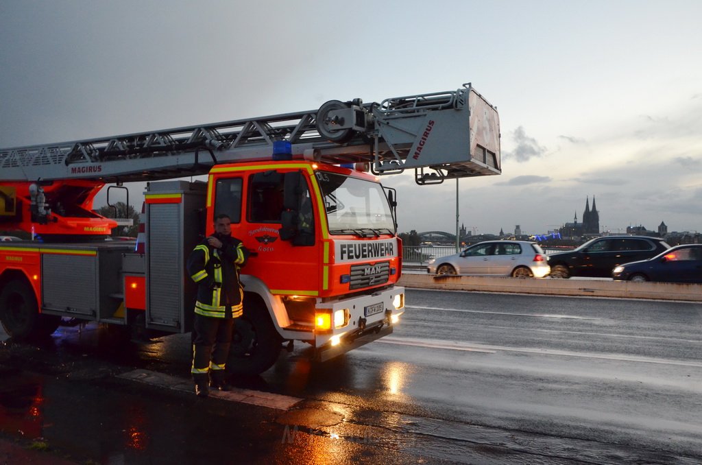 Einsatz BF Hoehenretter Koelner Seilbahn Hoehe Zoobruecke P2249.JPG